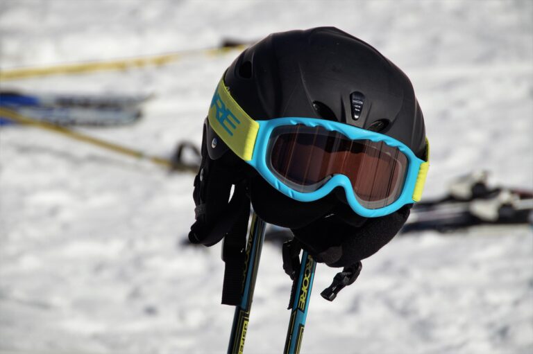 Kask narciarski damski z szybą fotochromatyczną
