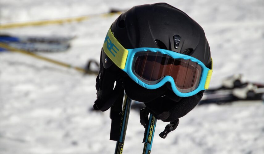 Kask narciarski damski z szybą fotochromatyczną